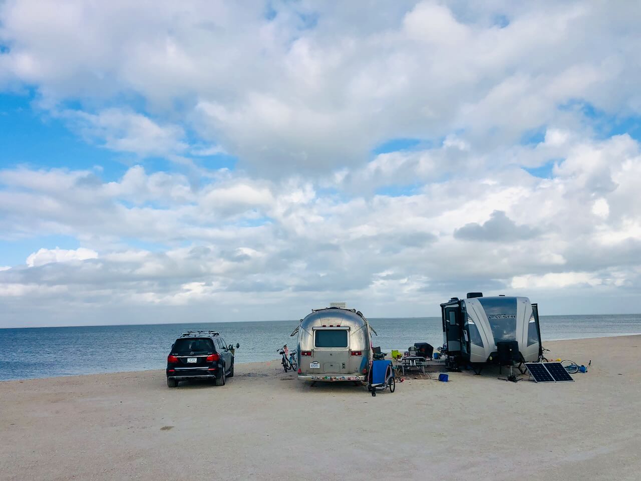 Boondocking on white sand with fellow travelers
